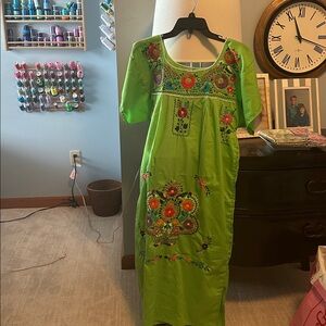 Vintage floral embroidered Mexican dress, one size, new